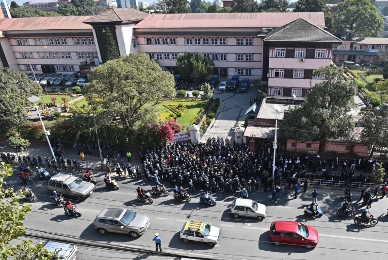 जबरालाई रोक्न सर्वोच्चको गेटमा आज पनि धर्ना दिँदैछ बार 